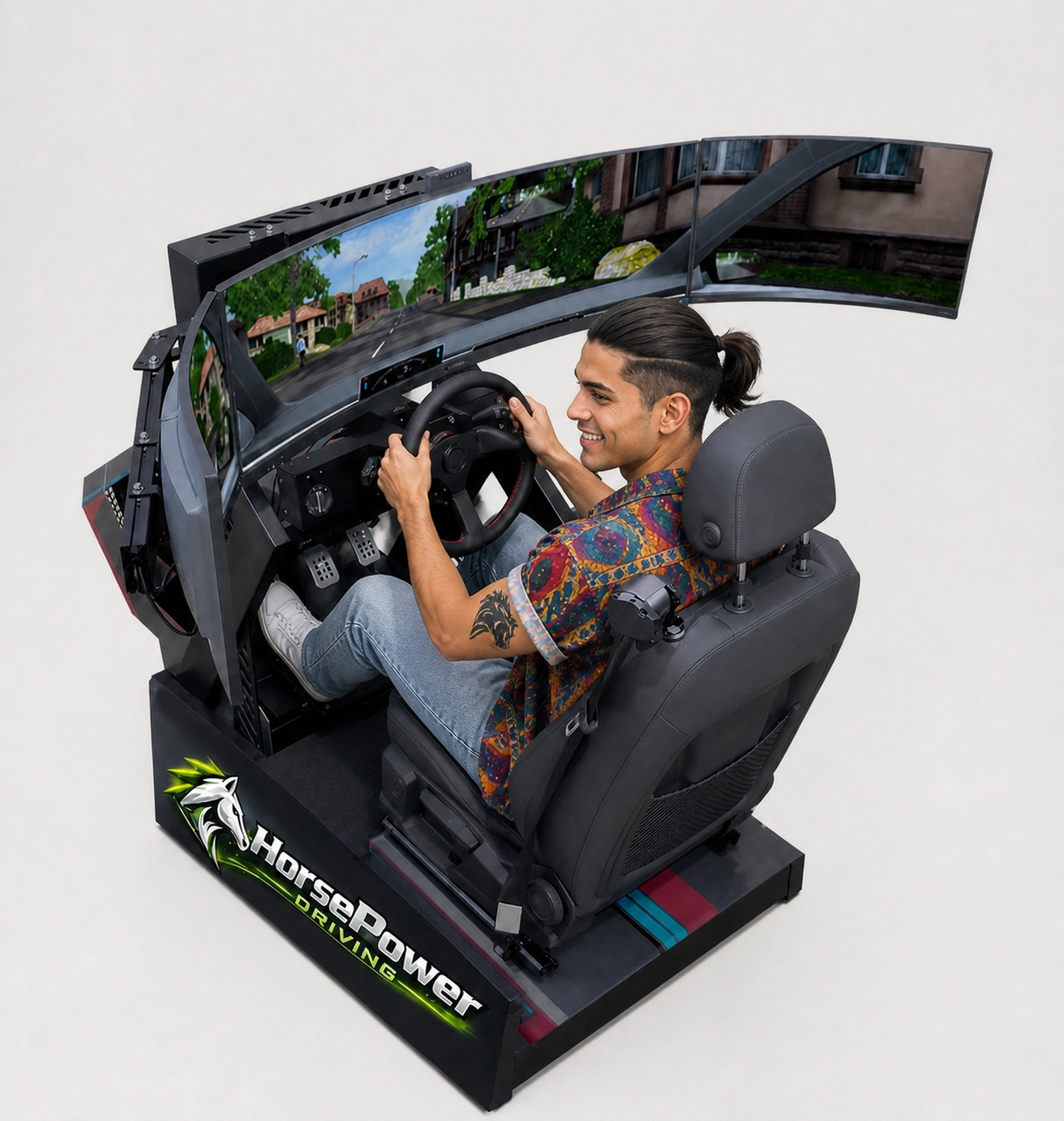 Horsepower Driving - Fahrschule - Ein Mann sitzt in einem professionellen Rennsimulator mit Lenkrad und dreifach gekrümmten Monitoren.